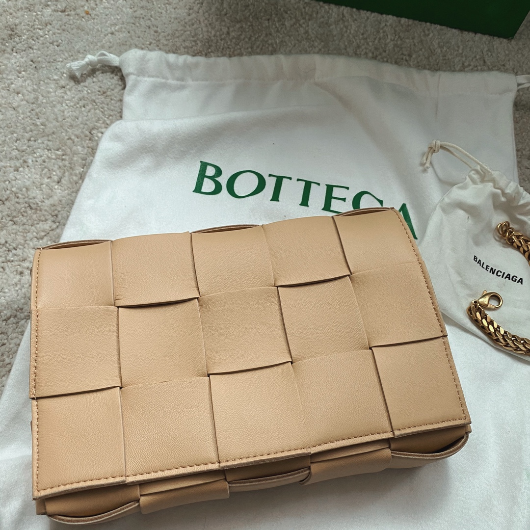 Bottega Veneta CASSETTE 23CM 编织皮革方盒斜挎包 578004杏仁色