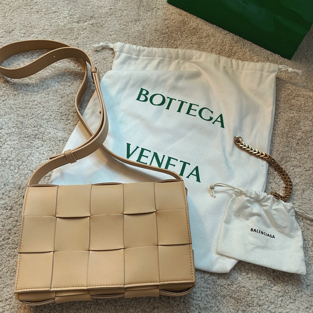 Bottega Veneta CASSETTE 23CM 编织皮革方盒斜挎包 578004杏仁色