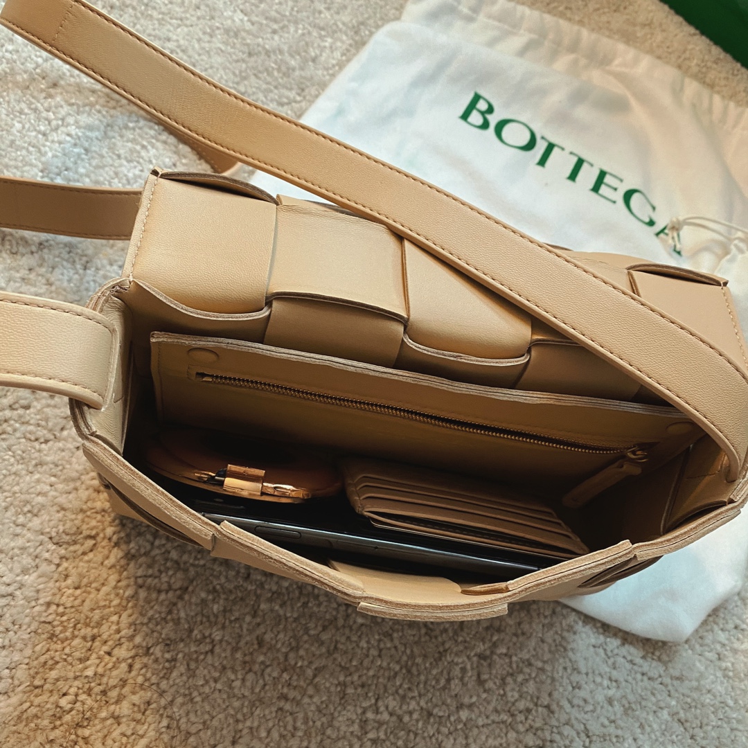Bottega Veneta CASSETTE 23CM 编织皮革方盒斜挎包 578004杏仁色