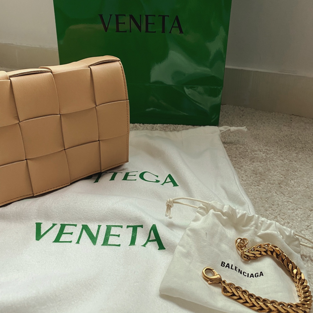 Bottega Veneta CASSETTE 23CM 编织皮革方盒斜挎包 578004杏仁色