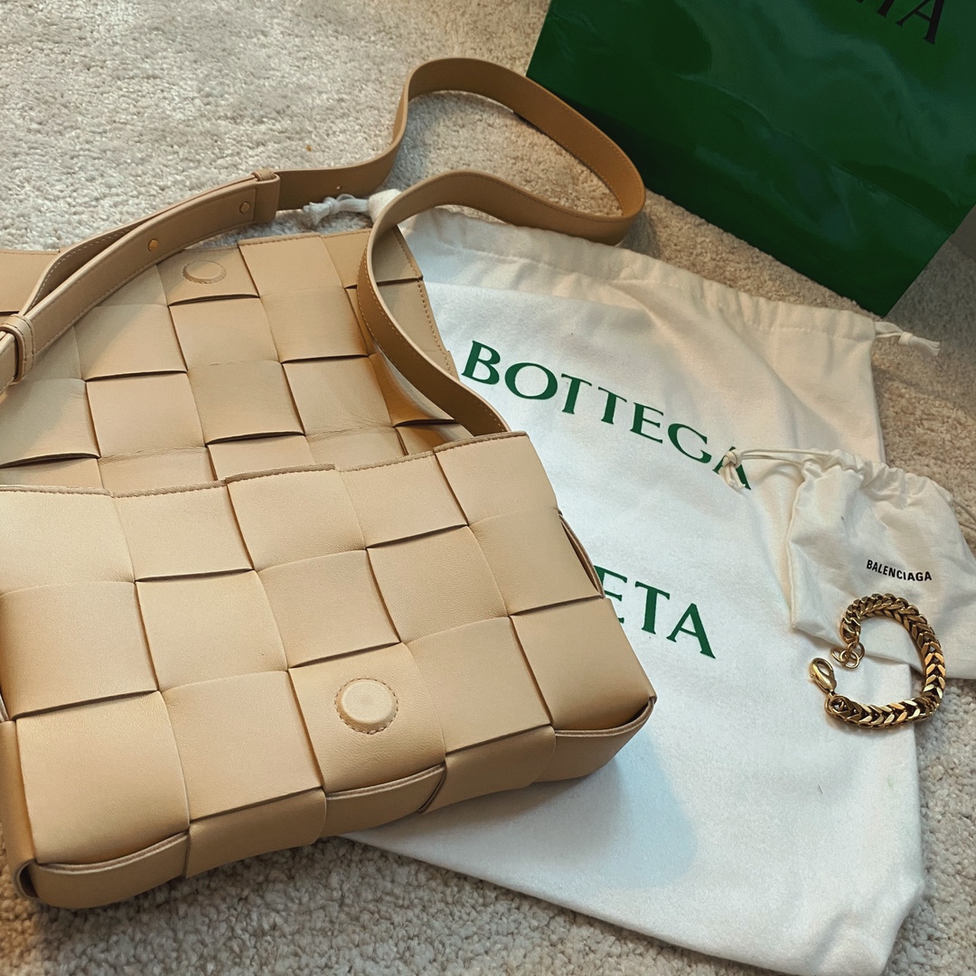 Bottega Veneta CASSETTE 23CM 编织皮革方盒斜挎包 578004杏仁色