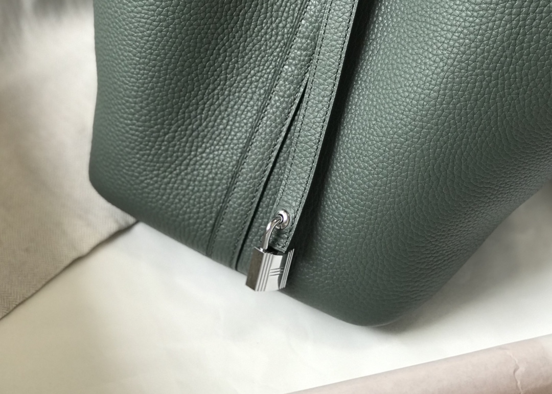 Hermès Luxury Designer Handbag Shoulder Crossbody Bag crafted in premium 4