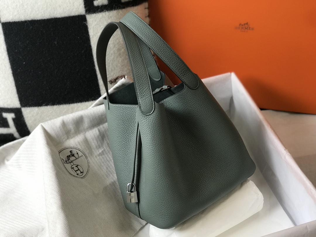Hermès Luxury Designer Handbag Shoulder Crossbody Bag crafted in premium 2