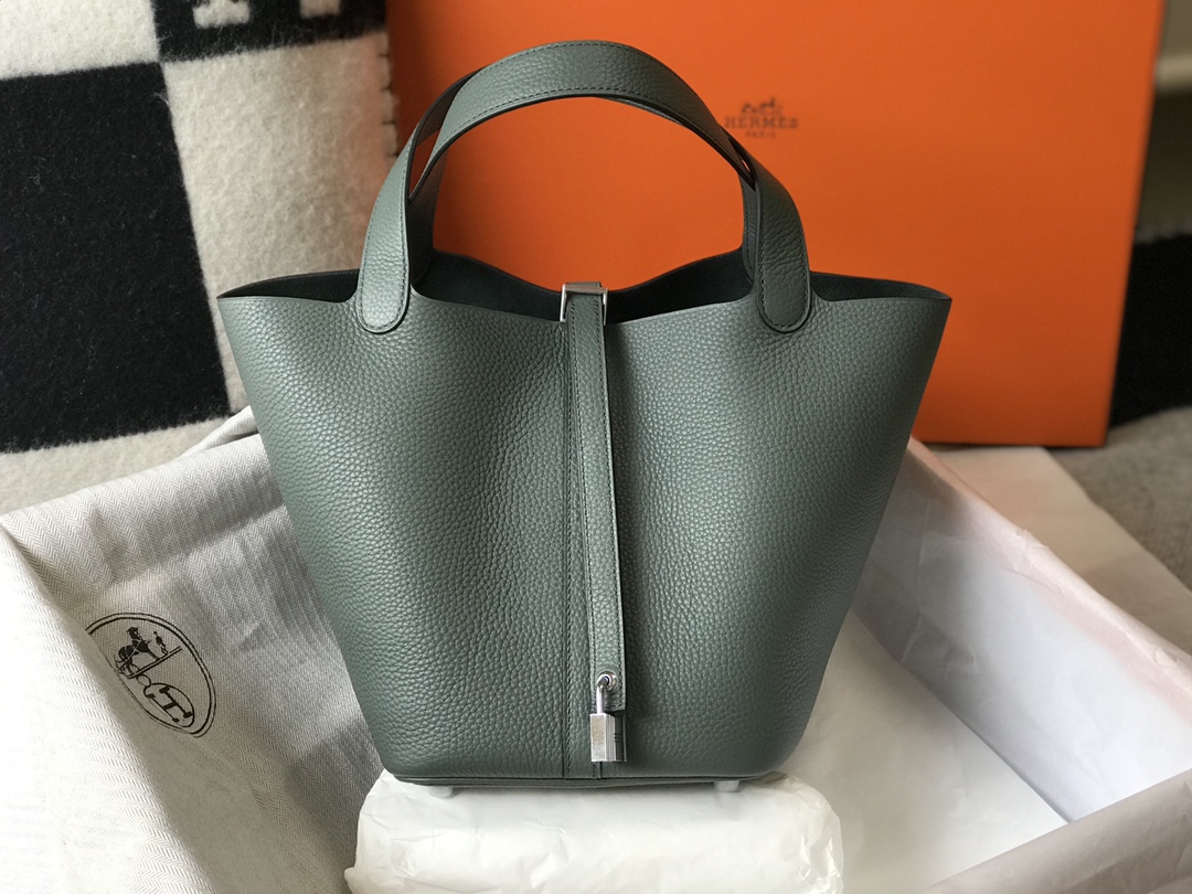 Hermès Luxury Designer Handbag Shoulder Crossbody Bag crafted in premium