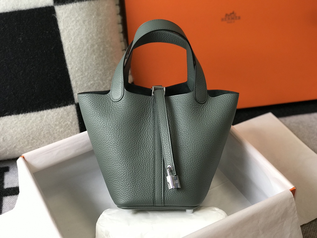 Hermès Luxury Designer Handbag Shoulder Crossbody Bag crafted in premium