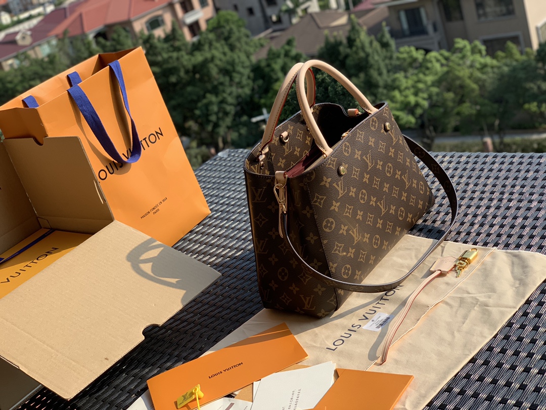 🌼 m41056尺寸33-23-15cm 蒙田中号现货到了，支香港仓发货也可以选择国内仓库发货。中号与小