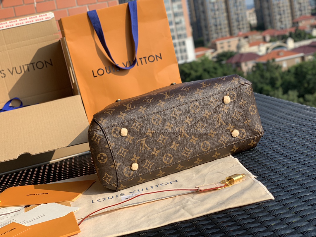 🌼 m41056尺寸33-23-15cm 蒙田中号现货到了，支香港仓发货也可以选择国内仓库发货。中号与小