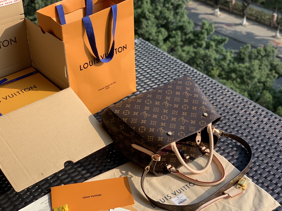 🌼 m41056尺寸33-23-15cm 蒙田中号现货到了，支香港仓发货也可以选择国内仓库发货。中号与小