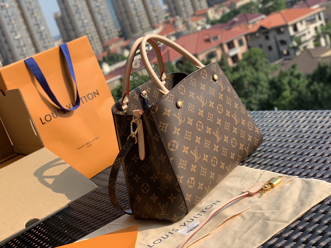 🌼 m41056尺寸33-23-15cm 蒙田中号现货到了，支香港仓发货也可以选择国内仓库发货。中号与小