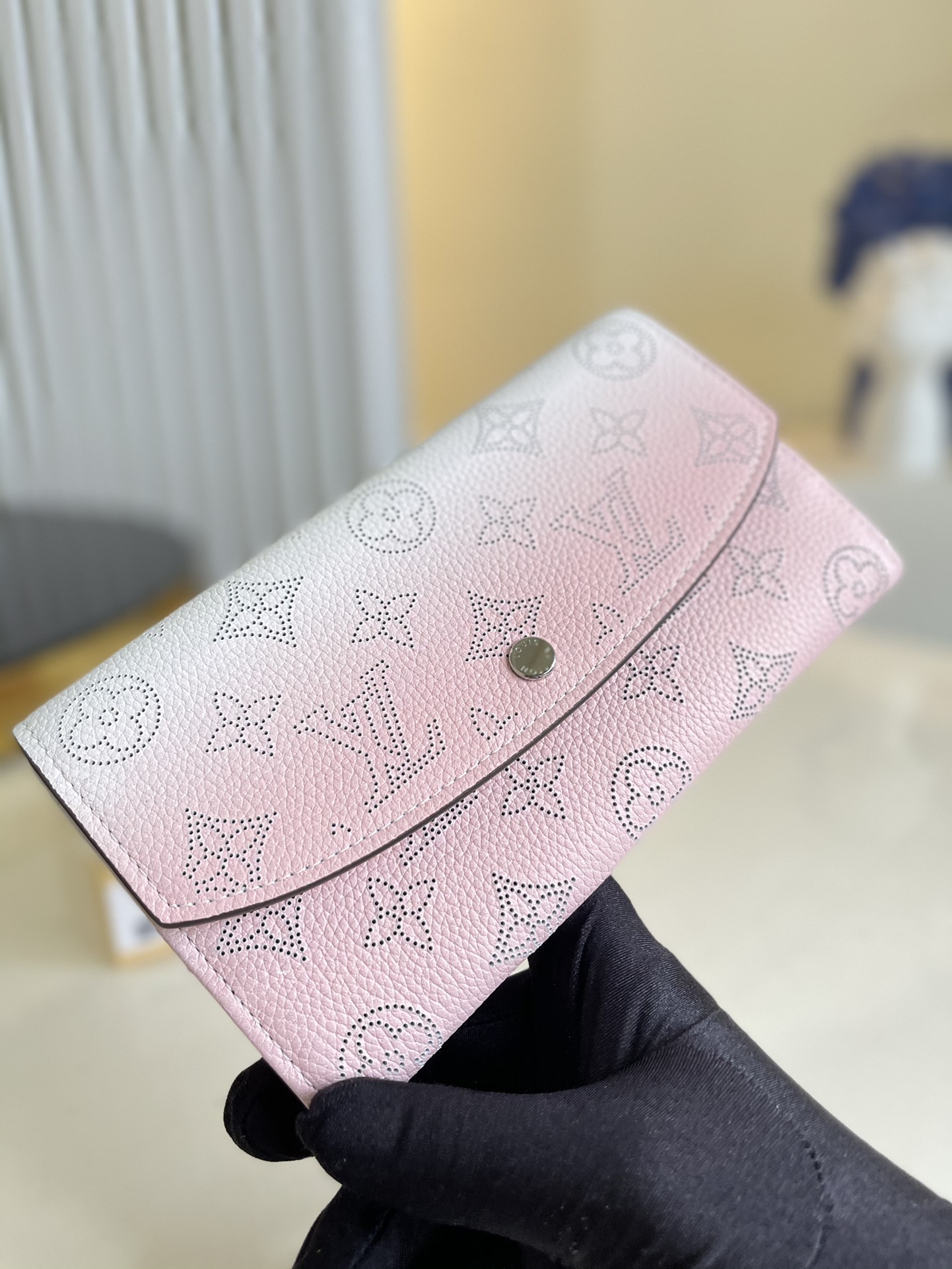 NO:397276,【Exclusive real-life M60143 gradient powder】Made of luxurious Mahina leather, this Iris wallet is exquisite and charming accessories, extremely soft calfskin and punched through flower Monogram pattern, equipped with low-key snap buckle closure. Size width 12×19×2 a.,LV【Original leather】,louis vuitton, wallets, cowhide19860909【独家实拍M60143渐变粉】选用奢华的Mahina皮革打造,这款Iris钱包是精致迷人的配饰,极柔软的小牛皮加入打孔通花Monogram图案,配置低调的按扣开合 尺寸宽12×19×2 a.,LV【原厂皮】,louis vuitton,wallets,cowhide,Bag