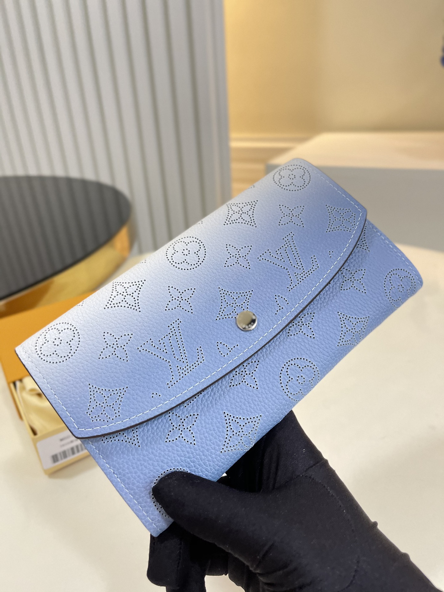 NO:397274,【Exclusive real photo M60143 Gradient Blue】Made of luxurious Mahina leather, this Iris wallet is exquisite and charming accessories, extremely soft calfskin and punched through flower Monogram pattern, equipped with low-key snap buckle closure. Size width 12×19×2 a.,LV【Original leather】,louis vuitton, wallets, cowhide19860909【独家实拍M60143渐变蓝】选用奢华的Mahina皮革打造,这款Iris钱包是精致迷人的配饰,极柔软的小牛皮加入打孔通花Monogram图案,配置低调的按扣开合 尺寸宽12×19×2 a.,LV【原厂皮】,louis vuitton,wallets,cowhide,Bag