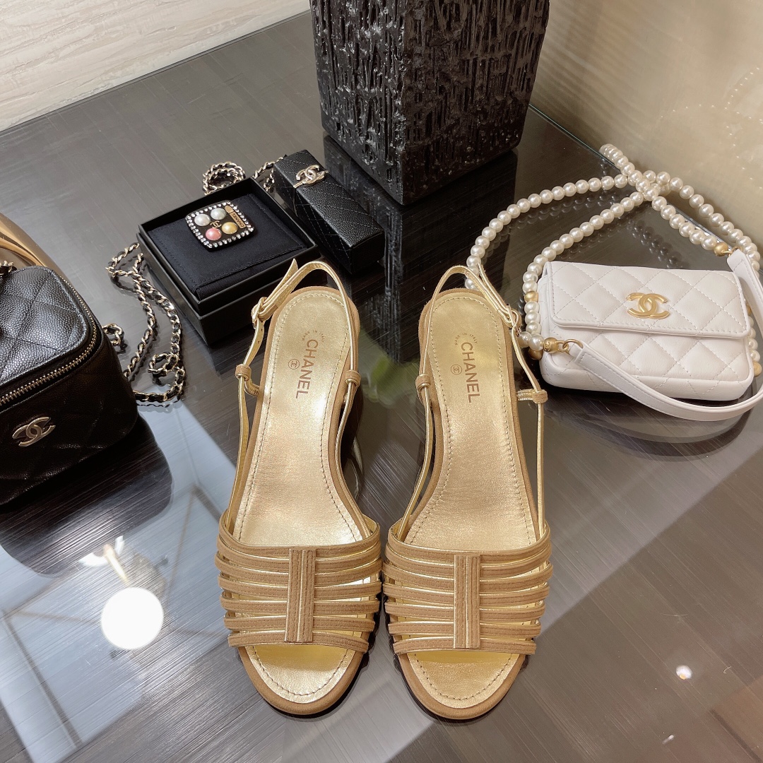 NO:248672,[Spot sale] * First choice for spring and summer!  !  Counter [authentic level] version!  !  Advanced catwalk series!  The show called out great love, revealing Chanel's endless charm, with a kind of comfortable and leisurely charm. Nothing is more important than comfort. This summer will make you full of expectations. This series is now available for sale!  The counter is purchased for 8,200 yuan!  !  Original customized soft lambskin, luxury leather big bottom, each pair needs to undergo detailed and strict quality inspection. The counters on the entire network can inspect the quality and support no-reason returns and exchanges. Official catalogue Number 35-40, all equipped with genuine Italian packaging, containing the counter inspection chip card!  ,sandals,chanel,sandals,sheepskin,Leather soles19860909【现货发售】 * 春夏首选！！ 专柜【正品级】版本！！ 高级走秀系列！秀场直呼大爱,流露着香奈儿的无尽魅力,有种自在又闲适的魅力,没有什么比舒适感更重要,这个夏日会让你充满期待,本系列现已登陆发售！ 专柜以8200购入！！原厂定制柔软小羊皮,奢侈级真皮大底,每对都需经过细致而严苛的质检,全网专柜可验货品质,支持无理由退换货. 官方目录 码数35-40 均配意大利正品包装 含有专柜验货芯片卡！,凉鞋,chanel,sandals,sheepskin,Leather soles,Women's Shoes