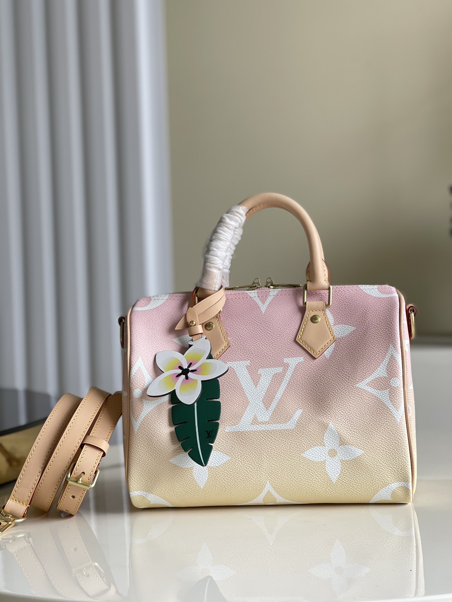 NO:397230,【Exclusive real photo M45724】This Speedy 25 handbag is made of Monogram Giant canvas with gradient pastel color, embellished with leather flowers, and is elegantly silhouetted to fit urban life. The Speedy handbag series was launched in 2019, paying homage to the ever-fast mode of transportation. 25.0 x 19.0 x 15.0 cm s.,LV [original leather],louis vuitton19860909【独家实拍M45724】本款 Speedy 25 手袋为 Monogram Giant 帆布涂抹渐变粉彩色调,点缀皮革花卉,以优雅轮廓契合都市生活.Speedy 手袋系列以“Express”之名问世于 年,致意当时日益迅捷的交通方式.25.0 x 19.0 x 15.0 厘米 s.,LV【原厂皮】,louis vuitton,Bag