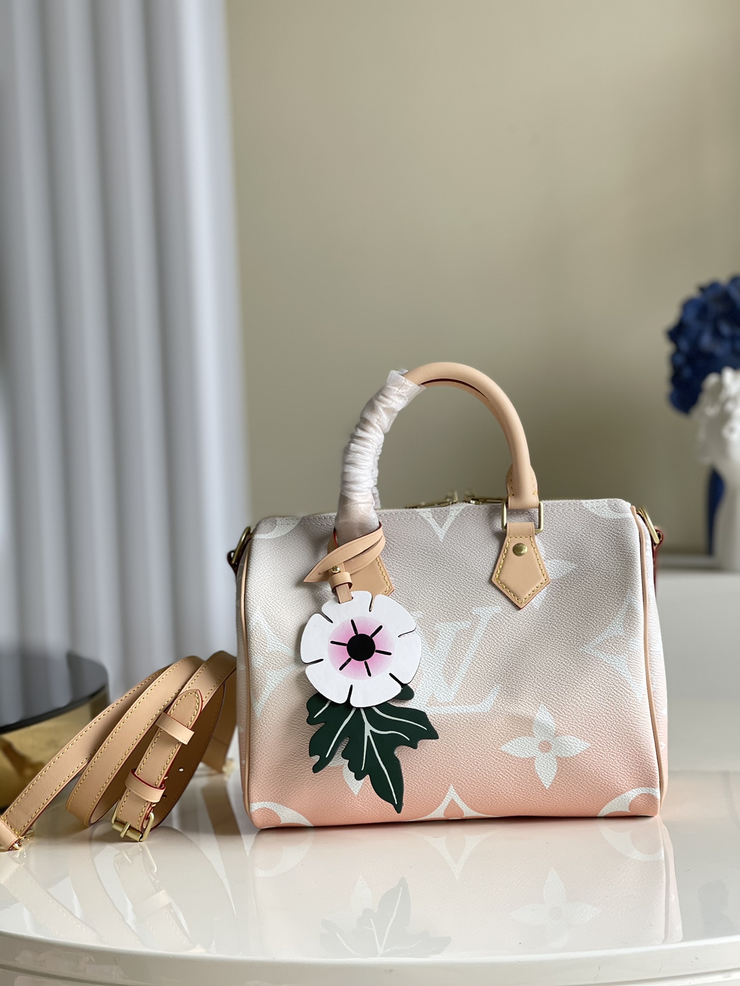 NO:397232,【Exclusive real photo M45722】This Speedy 25 handbag is made of Monogram Giant canvas with gradient pastel color, embellished with leather flowers, and is elegantly silhouetted to fit urban life. The Speedy handbag series was launched in 2019, paying homage to the ever-fast mode of transportation. 25.0 x 19.0 x 15.0 cm s.,LV [original leather],louis vuitton19860909【独家实拍M45722】本款 Speedy 25 手袋为 Monogram Giant 帆布涂抹渐变粉彩色调,点缀皮革花卉,以优雅轮廓契合都市生活.Speedy 手袋系列以“Express”之名问世于 年,致意当时日益迅捷的交通方式.25.0 x 19.0 x 15.0 厘米 s.,LV【原厂皮】,louis vuitton,Bag