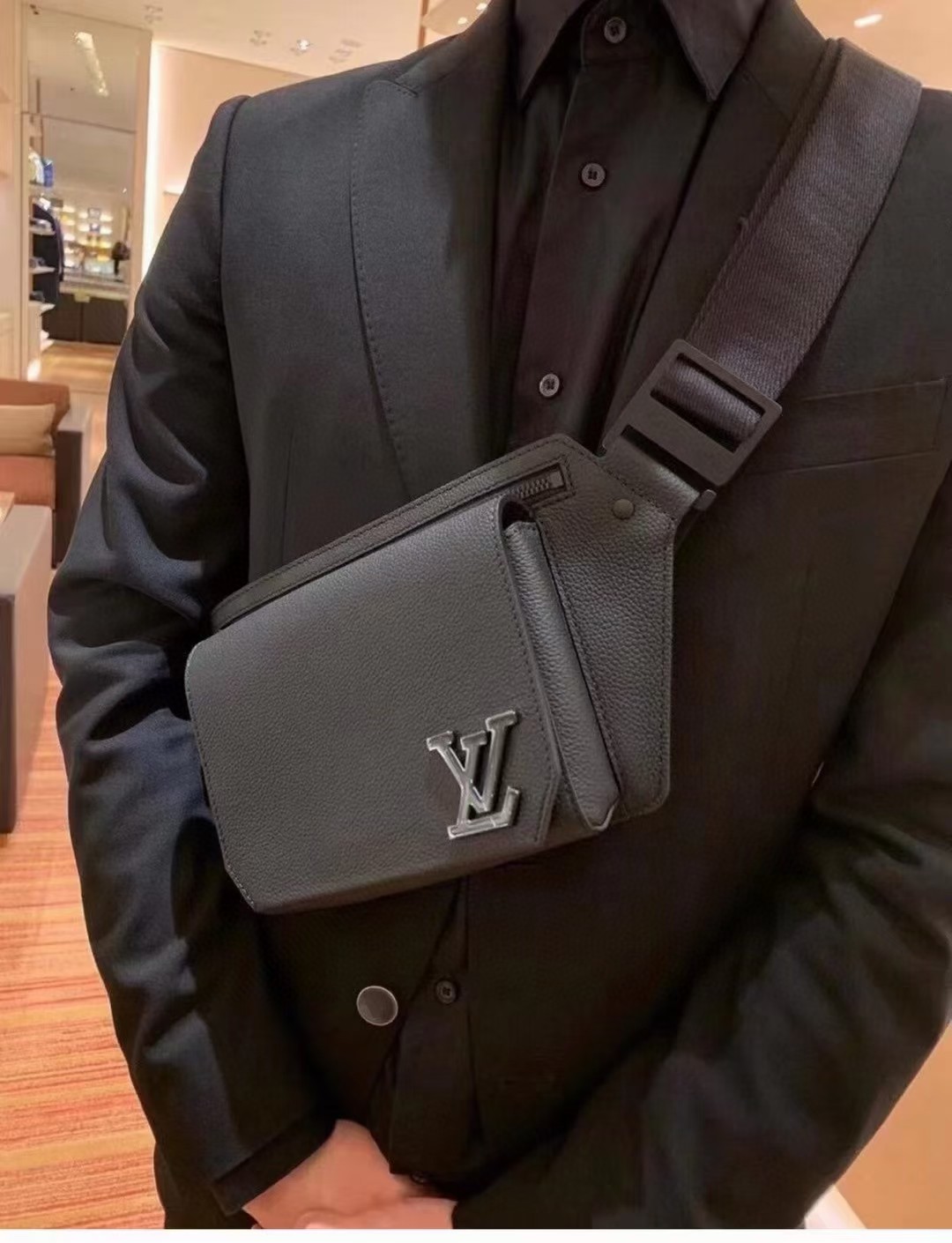 NO:200934,The original single M57081 counter is brand new. Aerogram single shoulder chest bag is made of delicate grain calfskin and a minimalist design, allowing trendy people to free their hands. It is matched with metal LV logo and shoulder straps derived from the brand's traditional hard box. The obtuse angle flap and magnetic buckle open the full main compartment, and the zipper bag adds another layer of protection. Size 30 x 16 x 3 cm, LV [top original single], louis vuitton, cowhide19860909原单M57081专柜全新 Aerogram 单肩胸包以细腻粒面小牛皮塑造极简设计,令潮流人士解放双手,搭配金属 LV 标识和源自品牌传统硬箱的肩带.钝角翻盖和磁扣开启充裕主隔层,拉链袋再添一重保护. 尺寸30 x 16 x 3 厘米,LV【顶级原单】,louis vuitton,cowhide,Bag