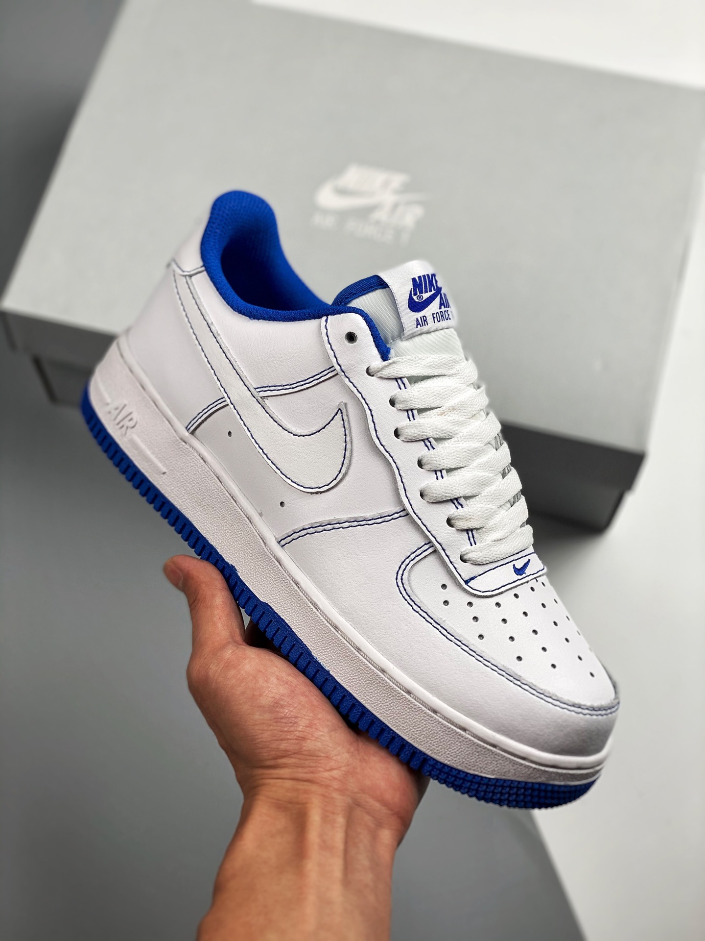 Nike Air Force 1 azul y blanco con costuras, nivel original, horma y cartón originales, creando la silueta auténtica de…
