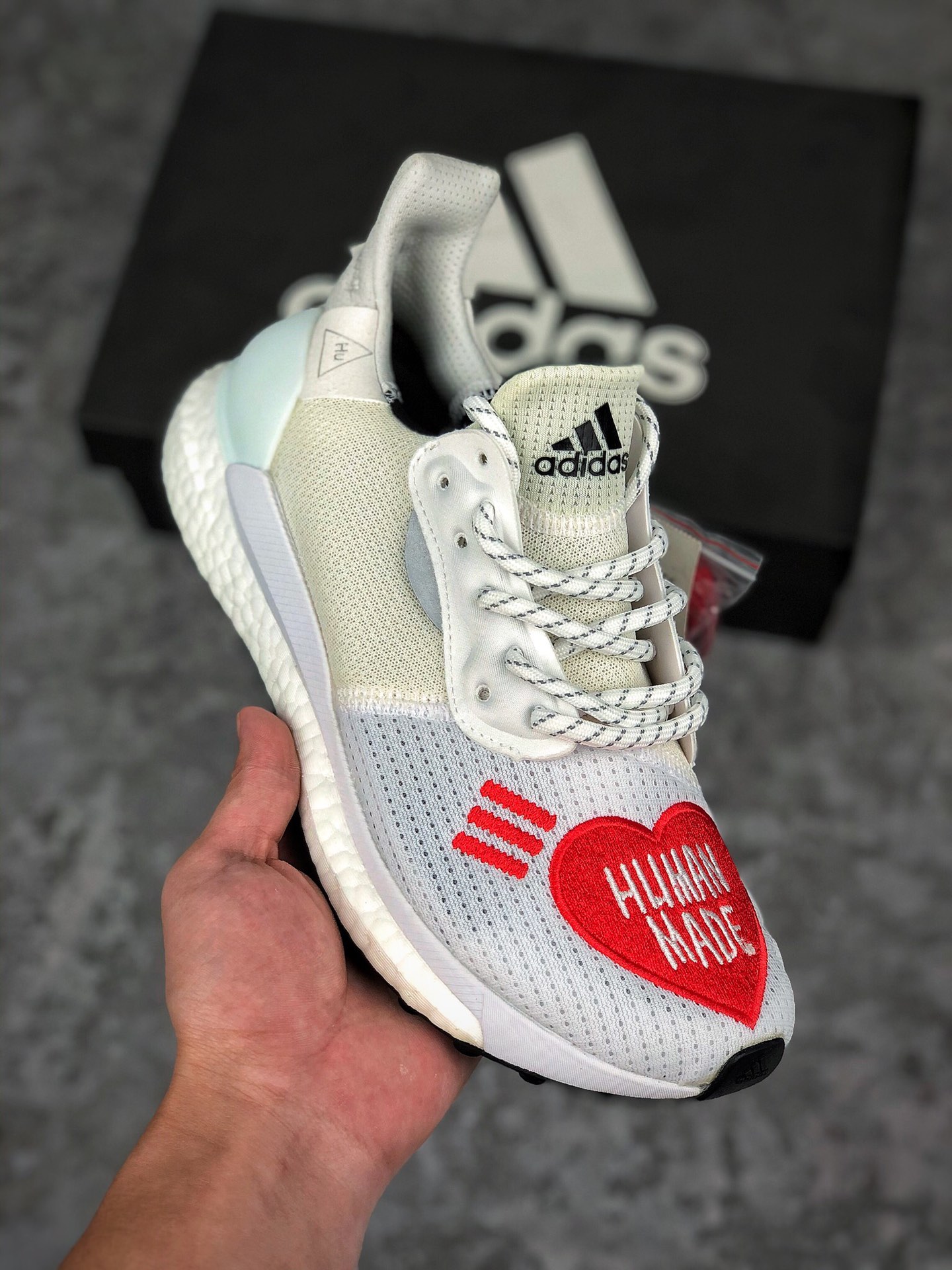  支持放店
Adidas Originals PW HU Holi NMD QX 菲董人类赛跑系列 鱼鳞爆 真爆米花 这款街头爆米花经典慢跑鞋，采用科技风设计。网材鞋面搭配模制饰面，力求打造未来风范。别致外底，力求伴你保持节奏。采用套入式结构，同时也配鞋带 
官方货号：EF2381
Size：40 40.5 41 42 42.5 43 44 44.5 45 46