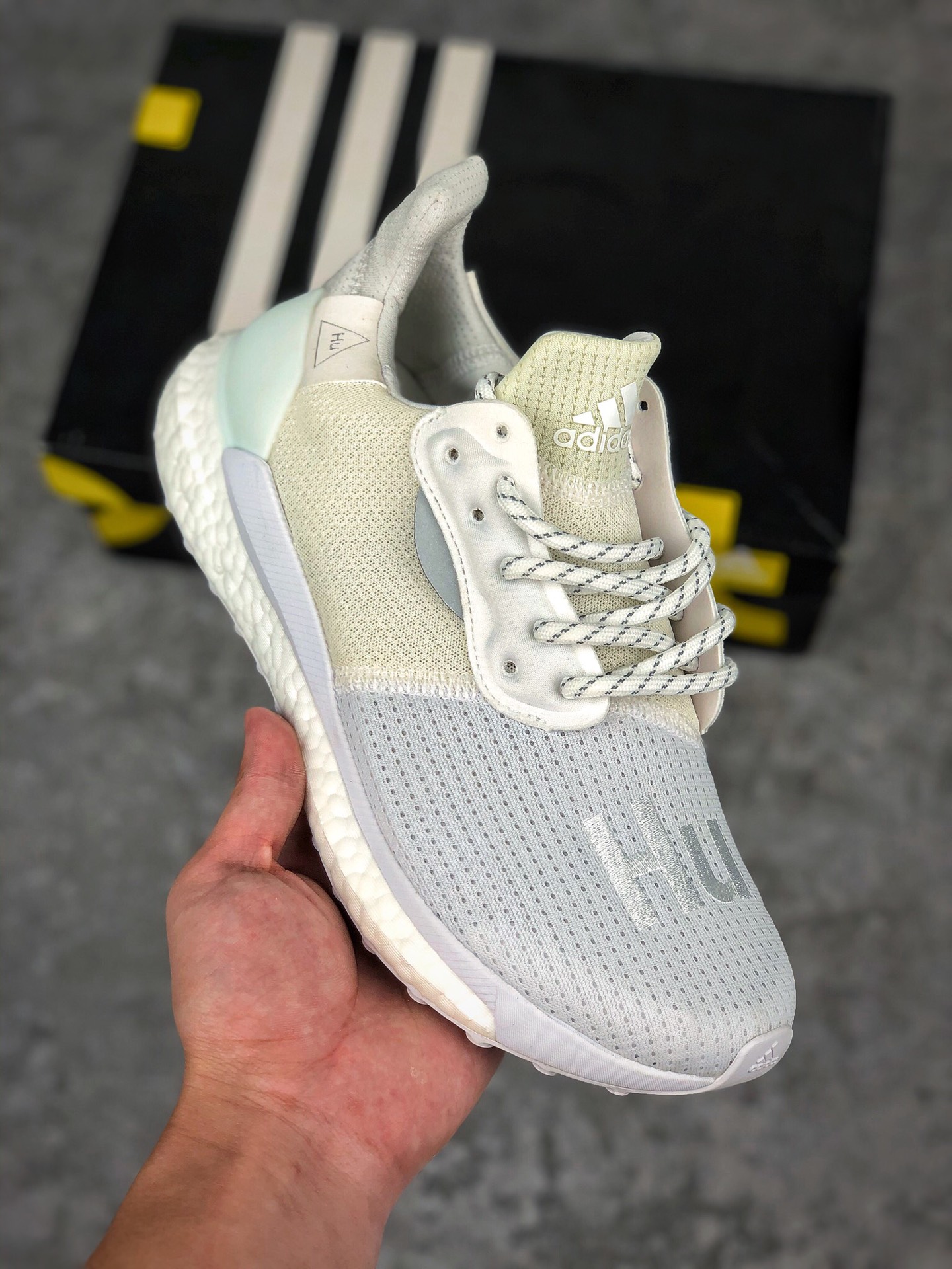  支持放店
Adidas Originals PW HU Holi NMD QX 菲董人类赛跑系列 鱼鳞爆 真爆米花 这款街头爆米花经典慢跑鞋，采用科技风设计。网材鞋面搭配模制饰面，力求打造未来风范。别致外底，力求伴你保持节奏。采用套入式结构，同时也配鞋带 
官方货号：EF2381
Size：40 40.5 41 42 42.5 43 44 44.5 45 46