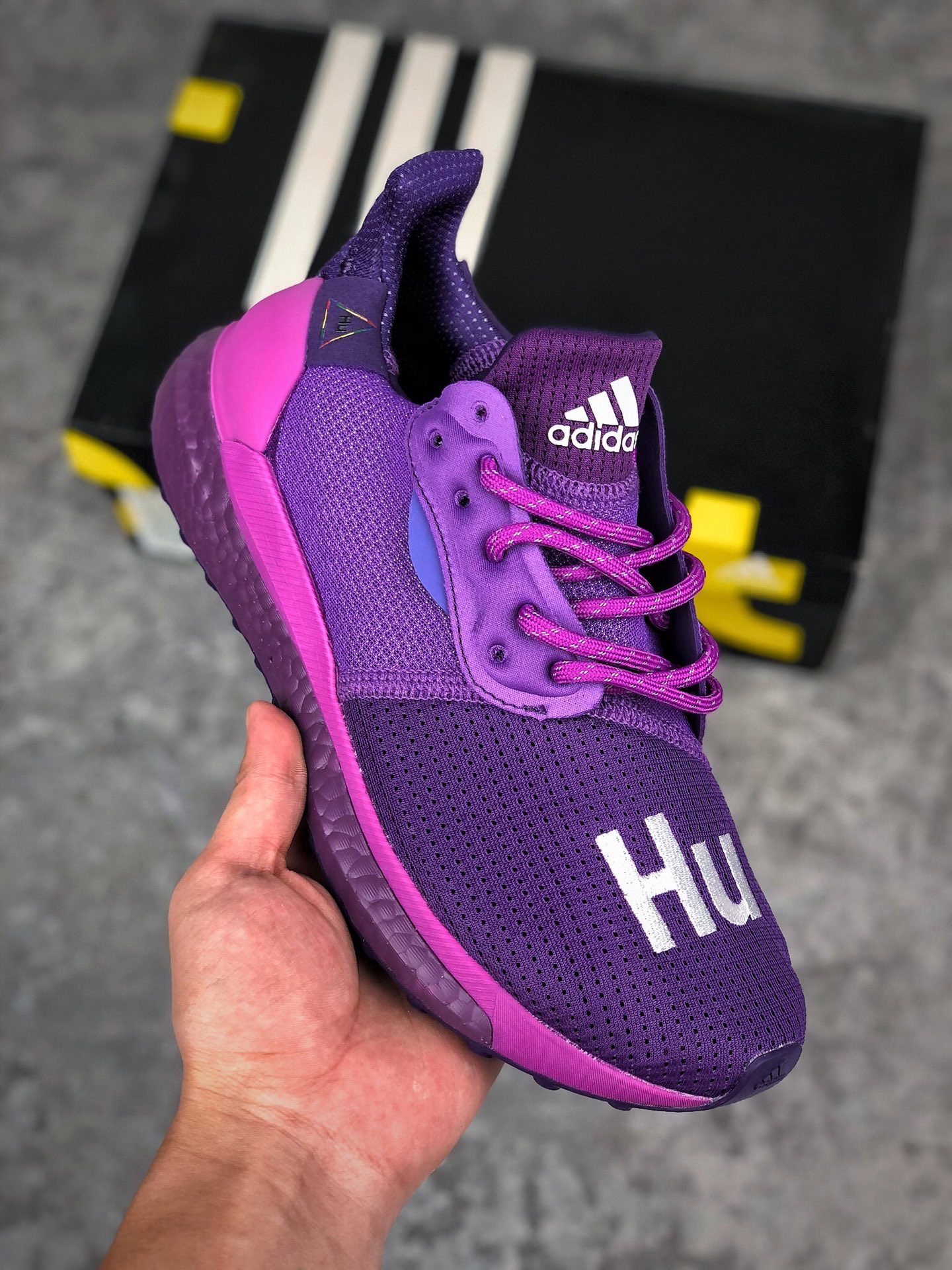  支持放店
Adidas Originals PW HU Holi NMD QX 菲董人类赛跑系列 鱼鳞爆 真爆米花 这款街头爆米花经典慢跑鞋，采用科技风设计。网材鞋面搭配模制饰面，力求打造未来风范。别致外底，力求伴你保持节奏。采用套入式结构，同时也配鞋带 
官方货号：EF2381
Size：40 40.5 41 42 42.5 43 44 44.5 45 46