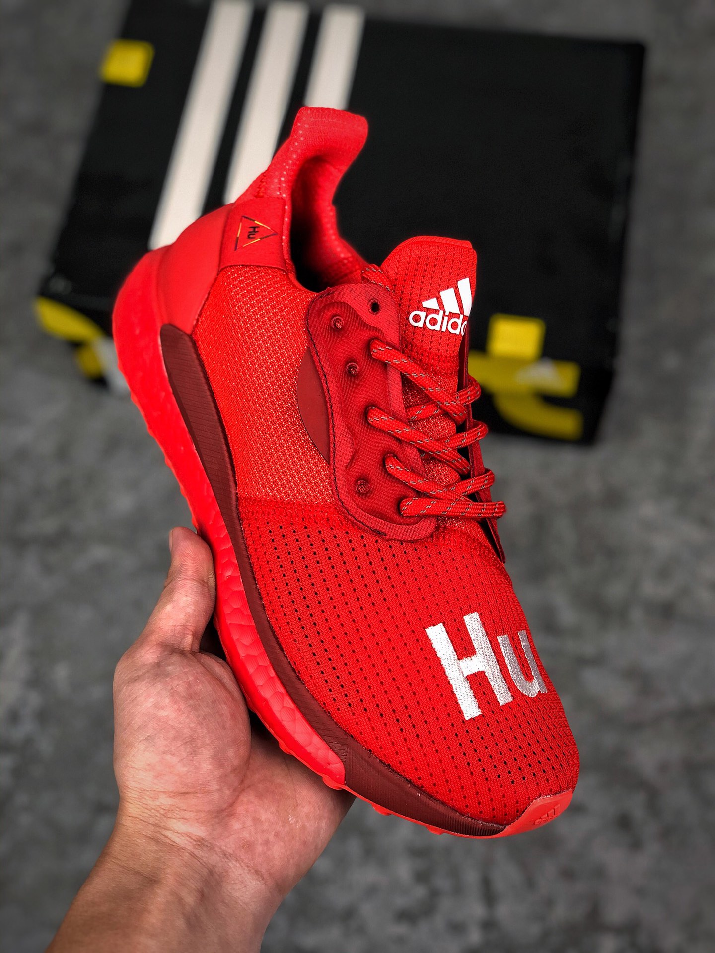  支持放店
Adidas Originals PW HU Holi NMD QX 菲董人类赛跑系列 鱼鳞爆 真爆米花 这款街头爆米花经典慢跑鞋，采用科技风设计。网材鞋面搭配模制饰面，力求打造未来风范。别致外底，力求伴你保持节奏。采用套入式结构，同时也配鞋带 
官方货号：EF2381
Size：40 40.5 41 42 42.5 43 44 44.5 45 46