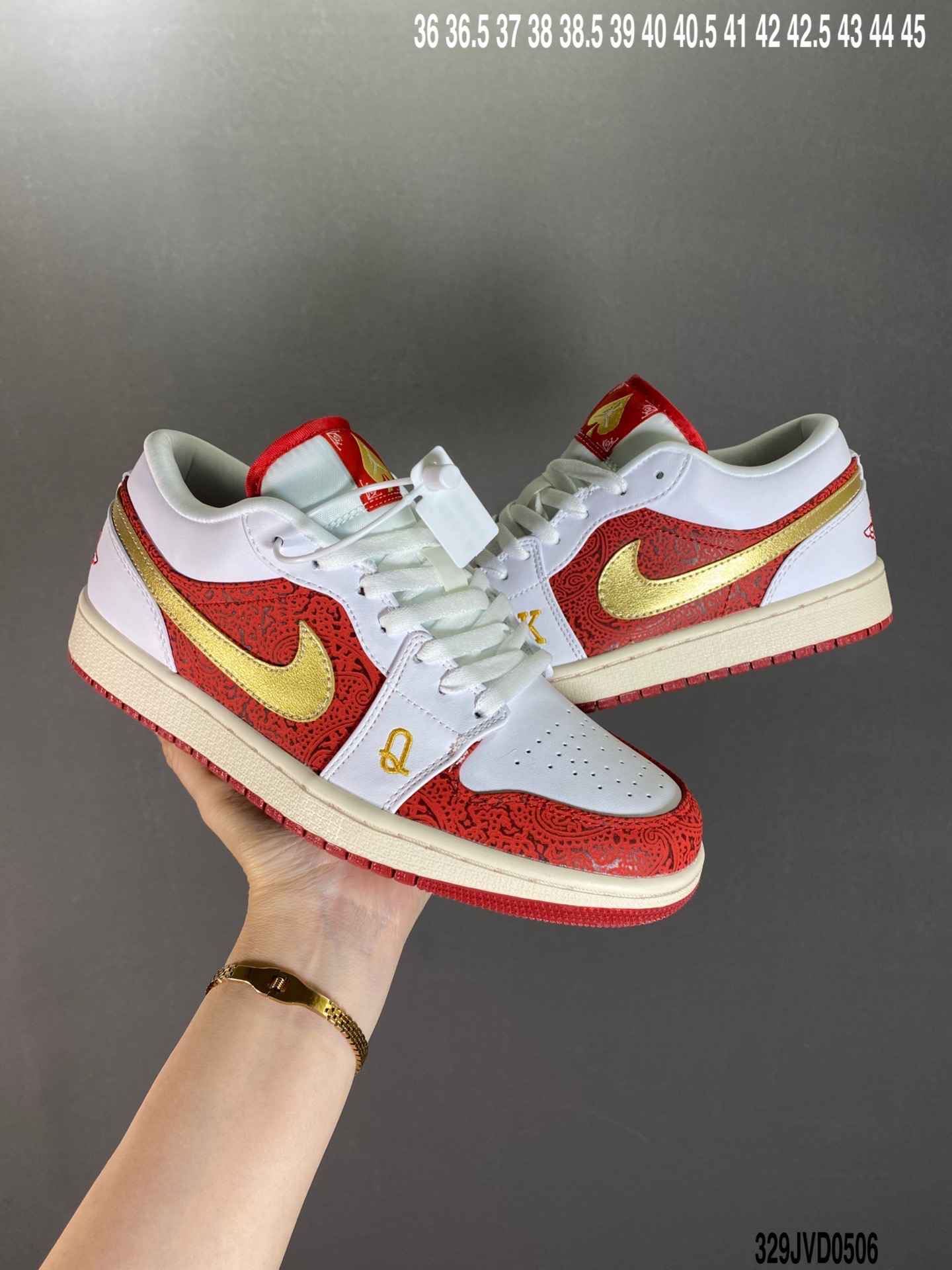 190 Jordan Brand 近日带来了一款全新的 Air Jordan 1 Low“Spades”配色 DJ5185-100-莆田鞋,莆田鞋货源,高仿鞋,高仿鞋货源,安福档口,莆田高仿鞋,莆田鞋批发,高仿鞋批发,莆田高仿运动鞋,高仿运动鞋,莆田运动鞋 190 Jordan Brand 近日带来了一款全新的 Air Jordan 1 Low“Spades”配色 DJ5185-100