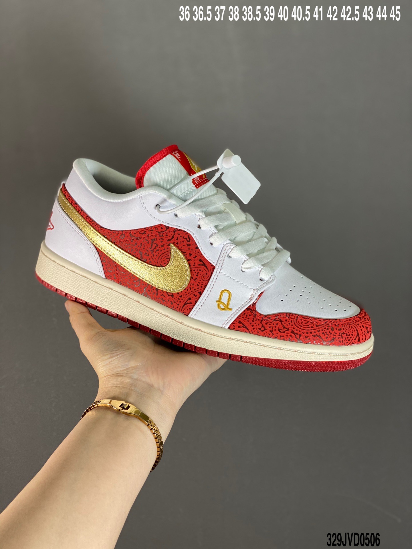190 Jordan Brand 近日带来了一款全新的 Air Jordan 1 Low“Spades”配色 DJ5185-100-莆田鞋,莆田鞋货源,高仿鞋,高仿鞋货源,安福档口,莆田高仿鞋,莆田鞋批发,高仿鞋批发,莆田高仿运动鞋,高仿运动鞋,莆田运动鞋 190 Jordan Brand 近日带来了一款全新的 Air Jordan 1 Low“Spades”配色 DJ5185-100