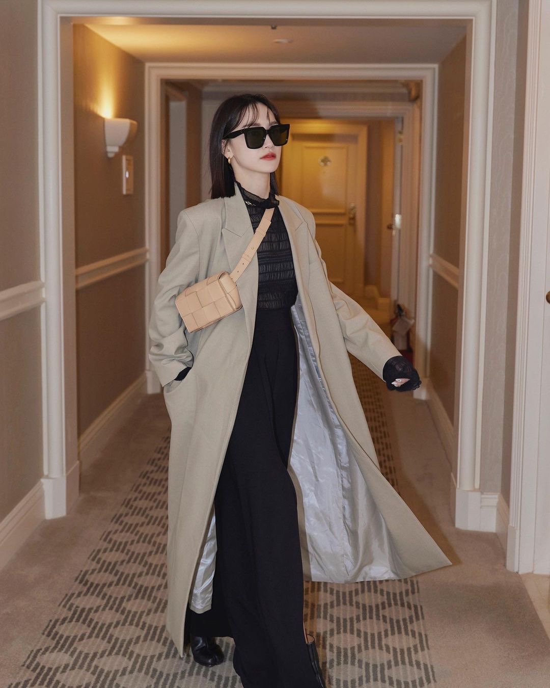 Bottega Veneta葆蝶家  The Belt Cassttte腰包 639367奶茶色