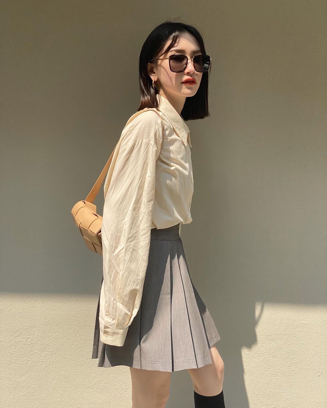 Bottega Veneta葆蝶家  The Belt Cassttte腰包 639367奶茶色