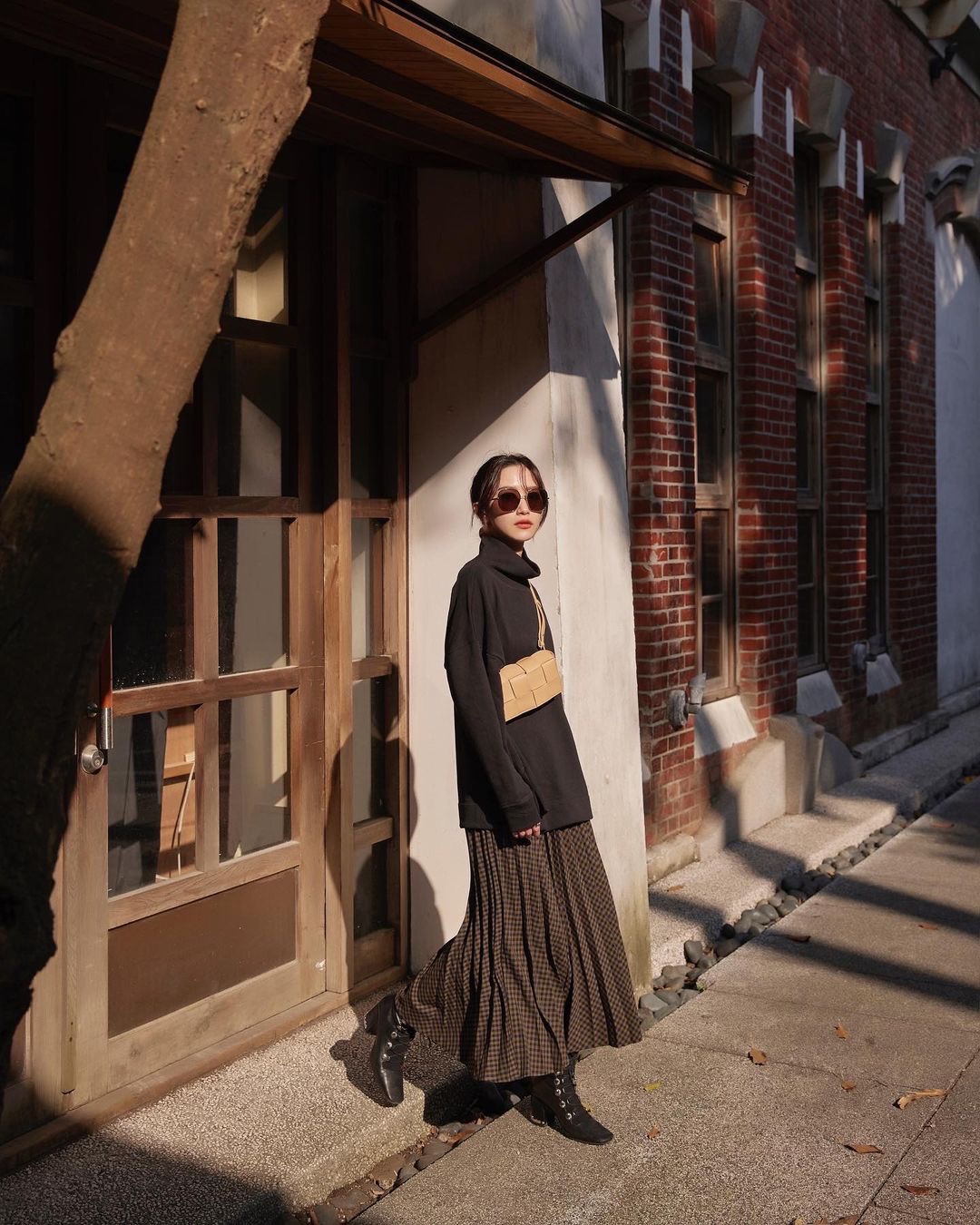 Bottega Veneta葆蝶家  The Belt Cassttte腰包 639367奶茶色