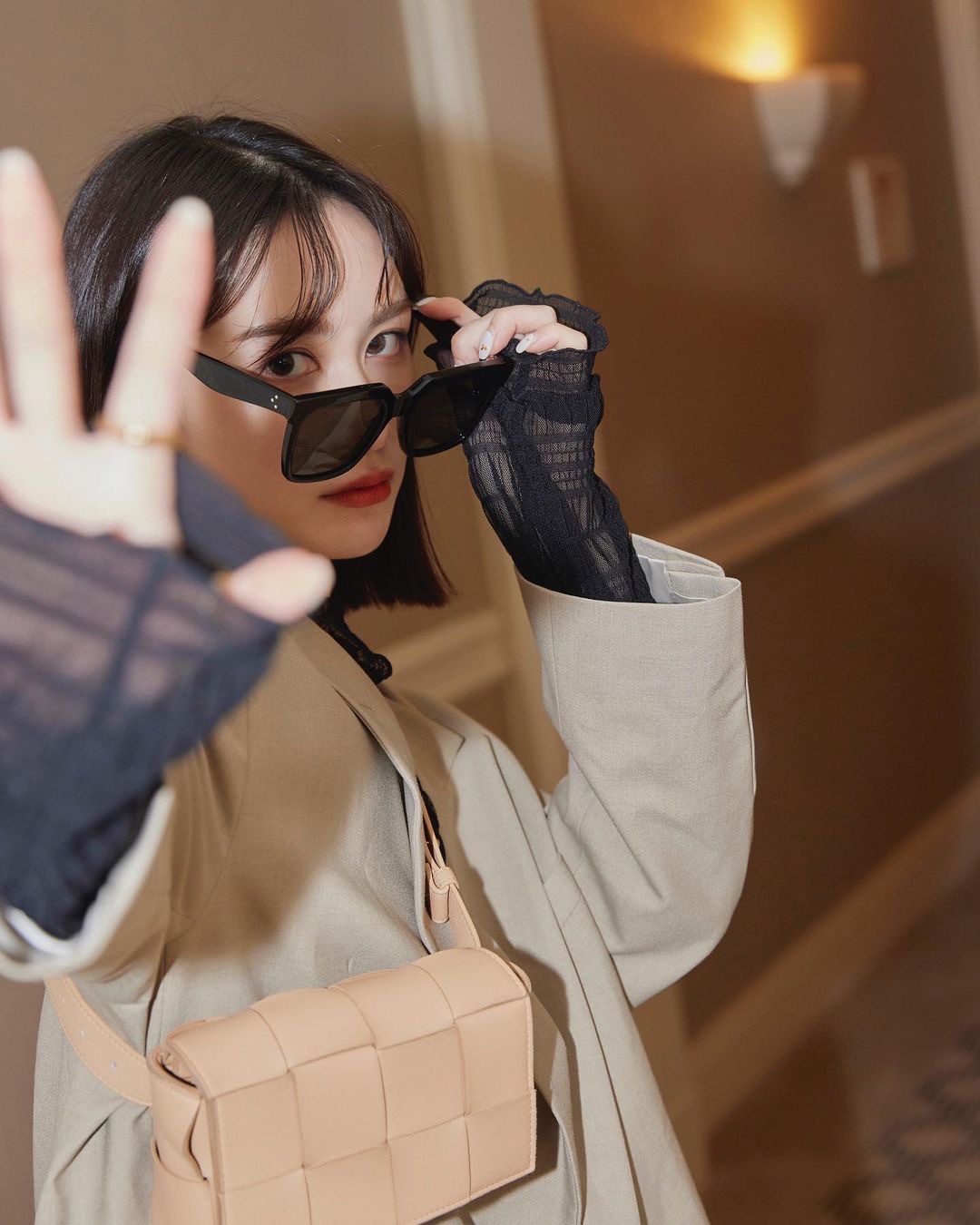 Bottega Veneta葆蝶家  The Belt Cassttte腰包 639367奶茶色