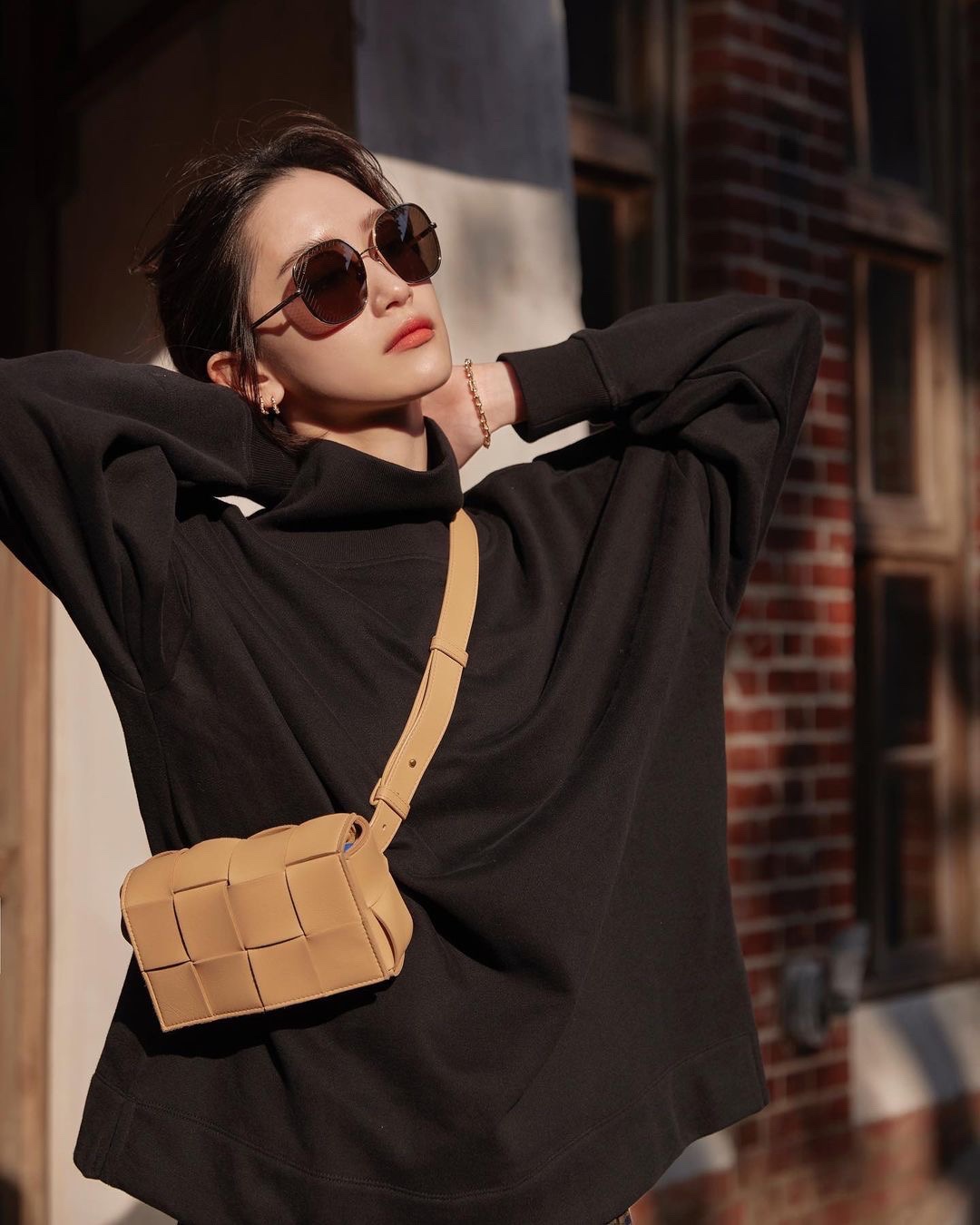 Bottega Veneta葆蝶家  The Belt Cassttte腰包 639367奶茶色