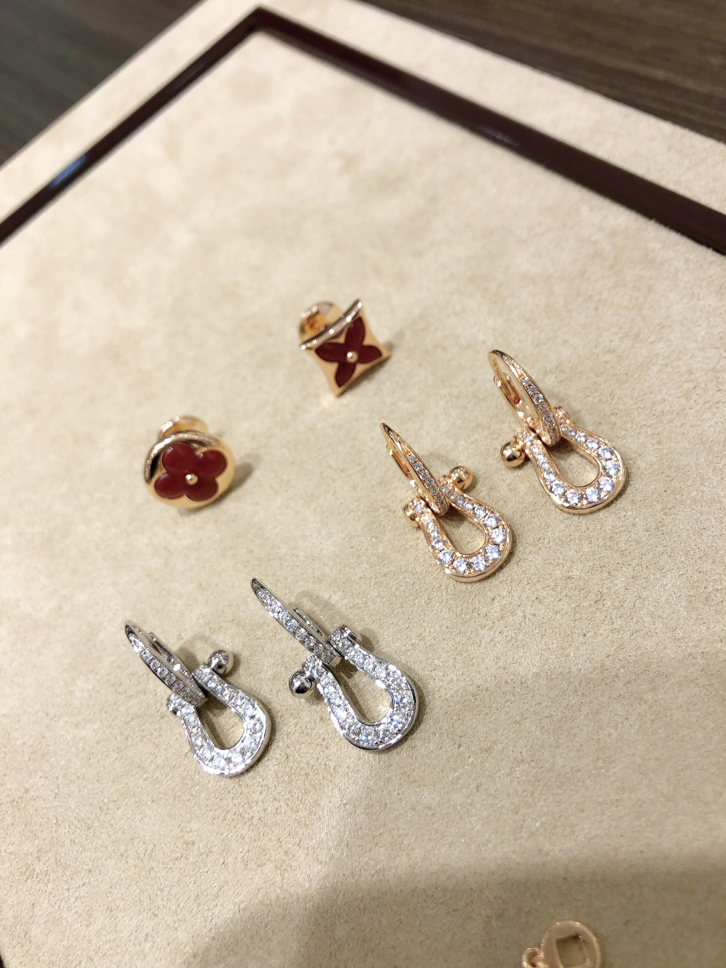 NO:631503,New style, Fei* horseshoe earrings, Force10 series, dazzling diamonds and smart horseshoes, capable and graceful, showing elegance and confidence in every gesture ~ Hand-set diamonds that won’t fall off, hand-polished, sterling silver electroplated thick gold material. Size 2.3cm; unit price, earrings, pure silver, Cardia high-end jewelry19860909新款,斐*马蹄耳环耳扣,Force10系列,璀璨美钻配灵动马蹄,干练又婉约,举手投足展示优雅气质和自信气场～手镶钻不掉石,手工抛光,纯银电镀厚金材质. 规格2.3cm； 单价,,earrings,pure silver,卡迪亚高端饰品,Jewelry