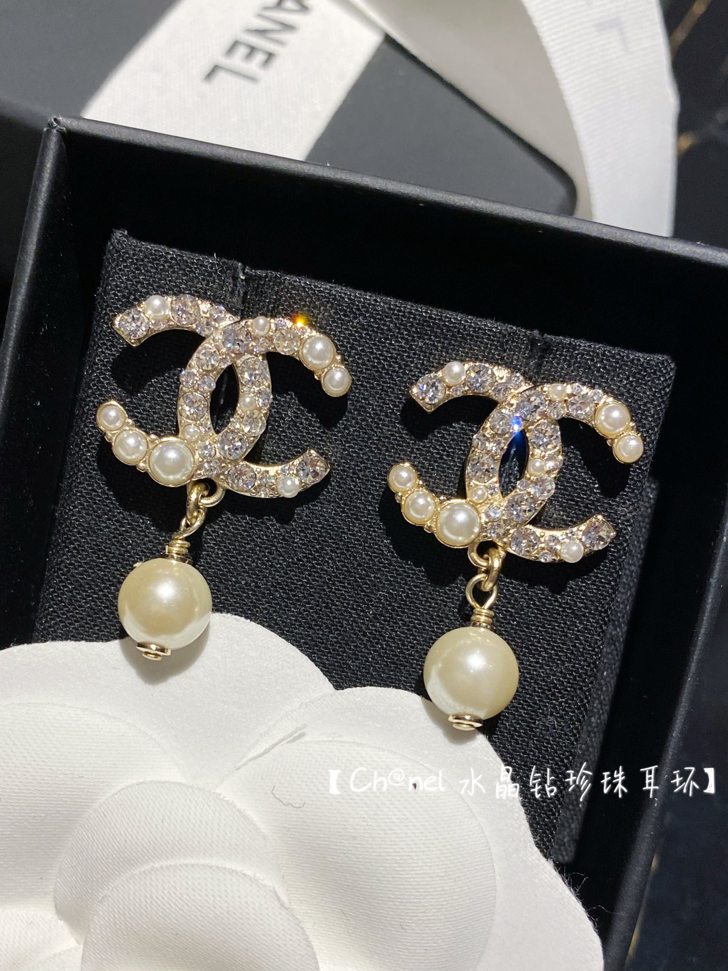 NO:633677,88180 [Ch@nel Crystal Diamond Pearl Earrings] ·A very fairy-like one, each crystal diamond is shining, very sparkling, definitely not comparable to cheap diamonds. ·Customized Swarovski pearls ·Incomparable exquisiteness on the back, hand-pierced with little effects. Classic bead-diamond double C hanging pearl logo earrings, very fairy. The double C Logo earrings every quarter always make people very excited!  Little fairies must not miss the Z-Z brass material, Swarovski pearl beads, Swarovski crystal, swarovski, earrings, Cardia high-end jewelry1986090988180【Ch@nel 水晶钻珍珠耳环】 ·仙气满满的一款,颗颗水晶钻颗颗闪亮,特别闪,绝对不是便宜版廉价钻可以比较的 ·定制施华洛世奇珍珠 ·无敌精致感背面,手工扎出来点点效果 经典的珠钻双C吊珍珠logo耳钉,非常仙每季度的双C Logo耳钉总是让人非常心动！小仙女千万不要错过一致Z黄铜材质,施华洛世奇珍珠珠施华洛世奇水晶,,swarovski,earrings,卡迪亚高端饰品,Jewelry