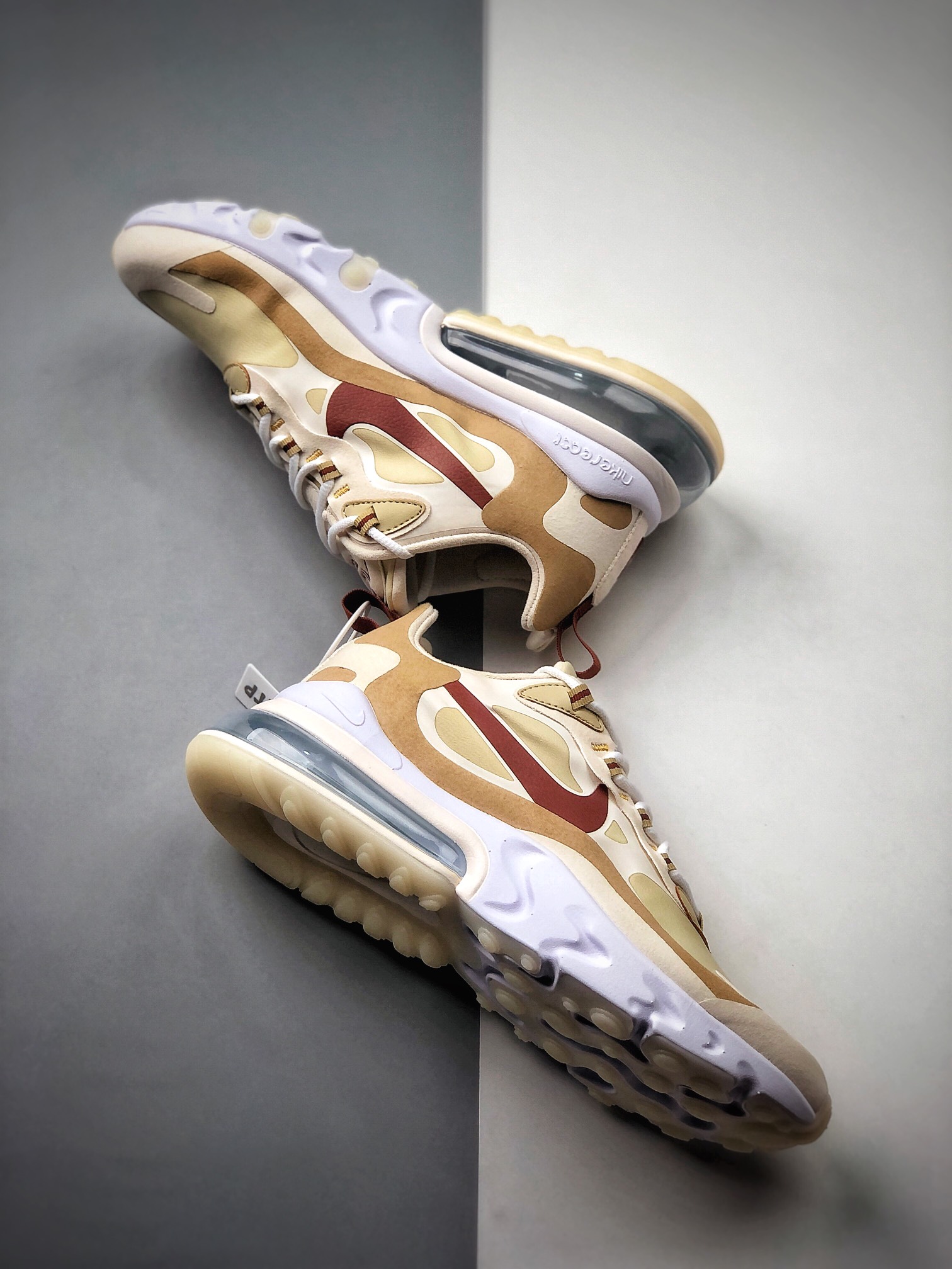 220 Nike Air Max 270 React 半小掌气垫跑鞋 白兰网纱 AO6174-700