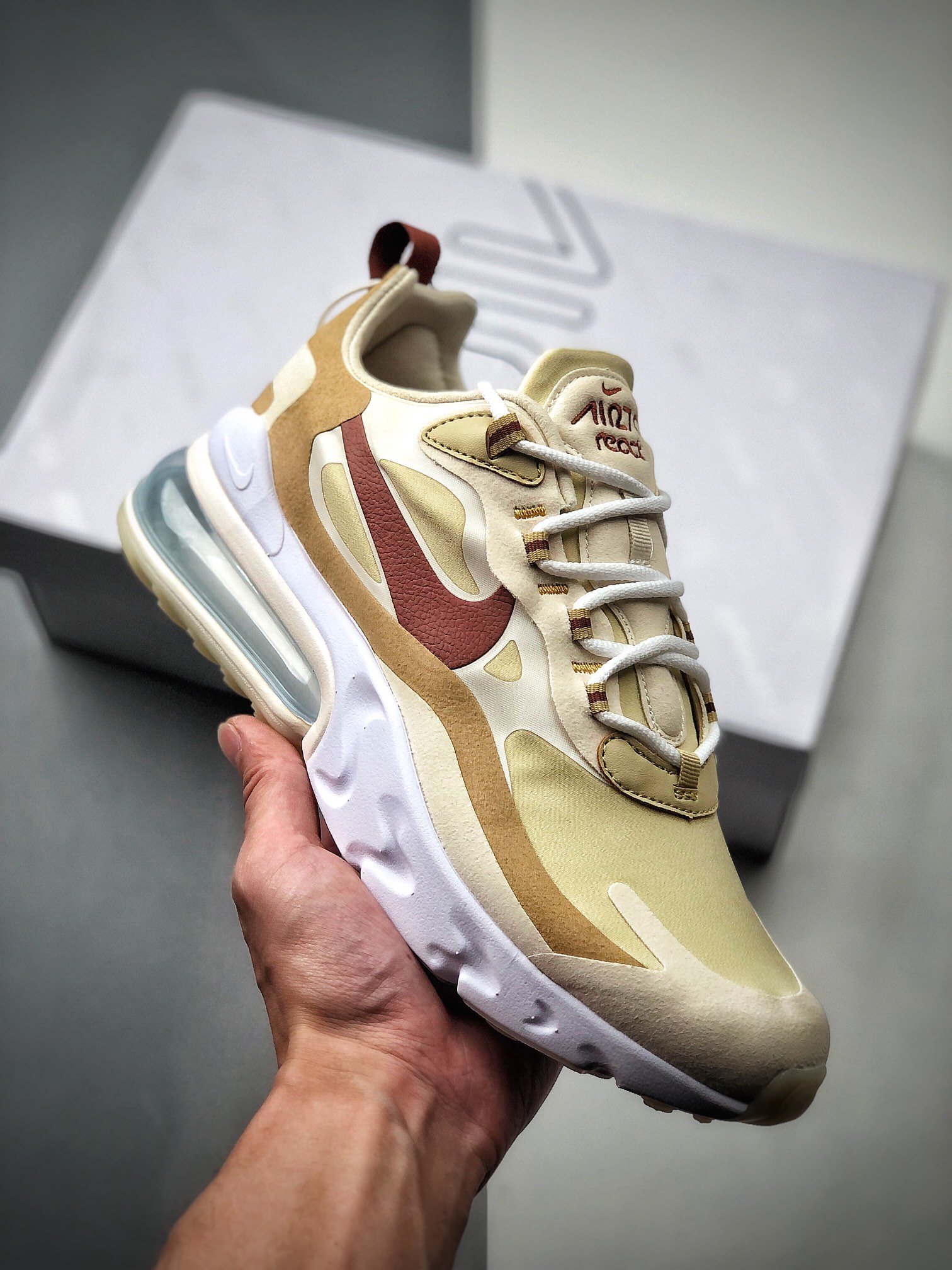 220 Nike Air Max 270 React 半小掌气垫跑鞋 白兰网纱 AO6174-700