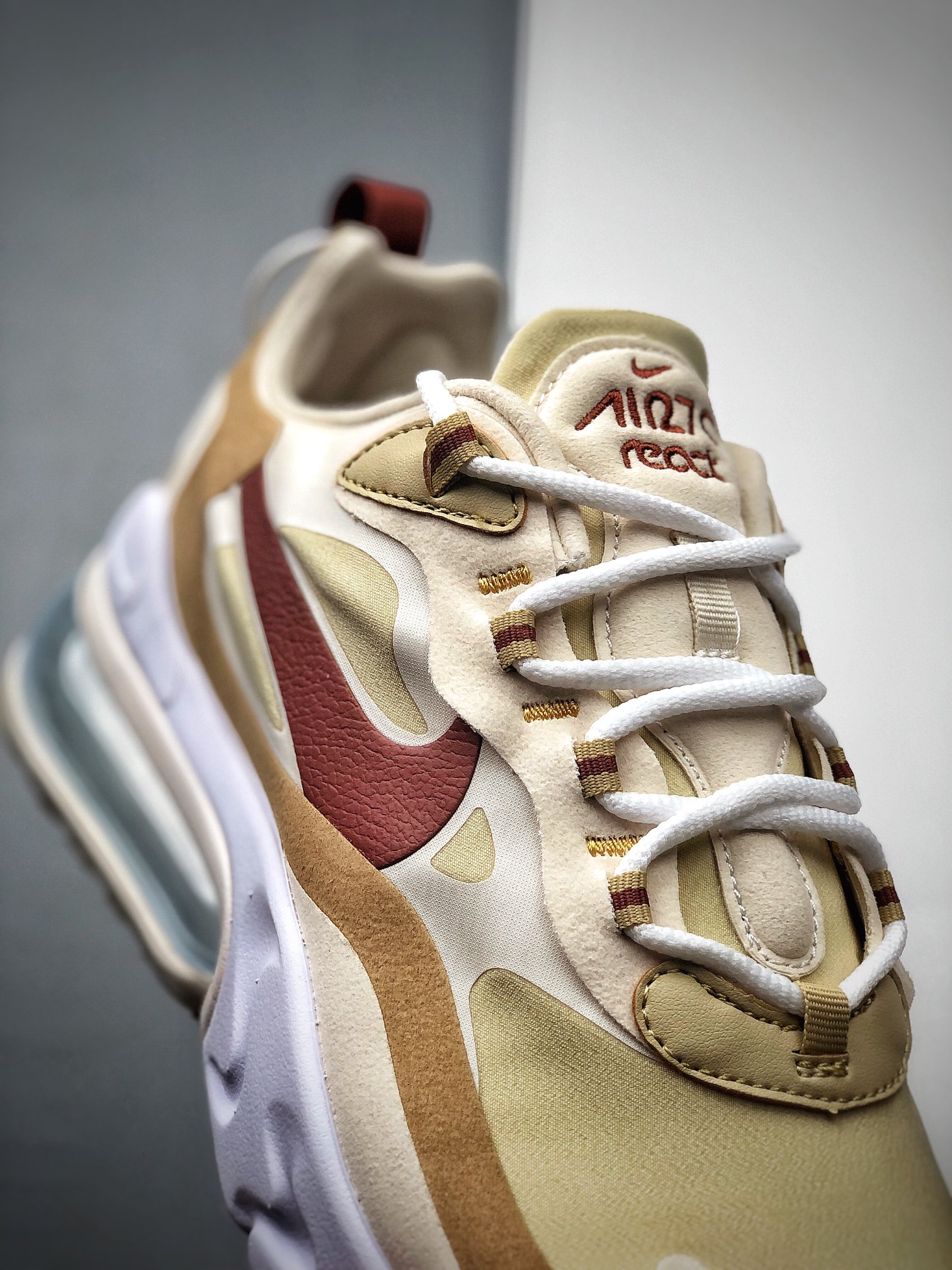 220 Nike Air Max 270 React 半小掌气垫跑鞋 白兰网纱 AO6174-700