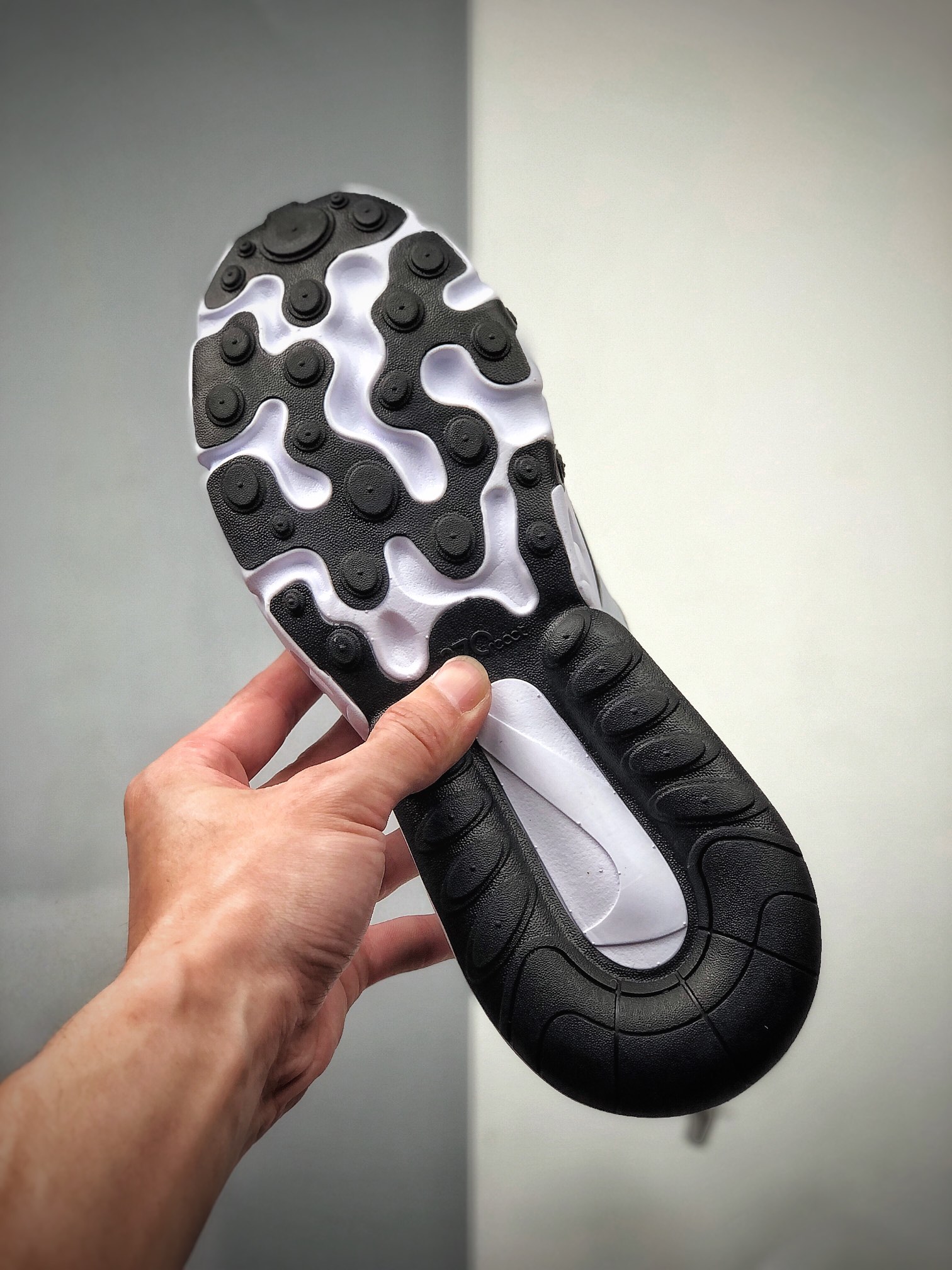 220   Nike Air Max 270 React 半小掌气垫跑鞋 CT1646-100