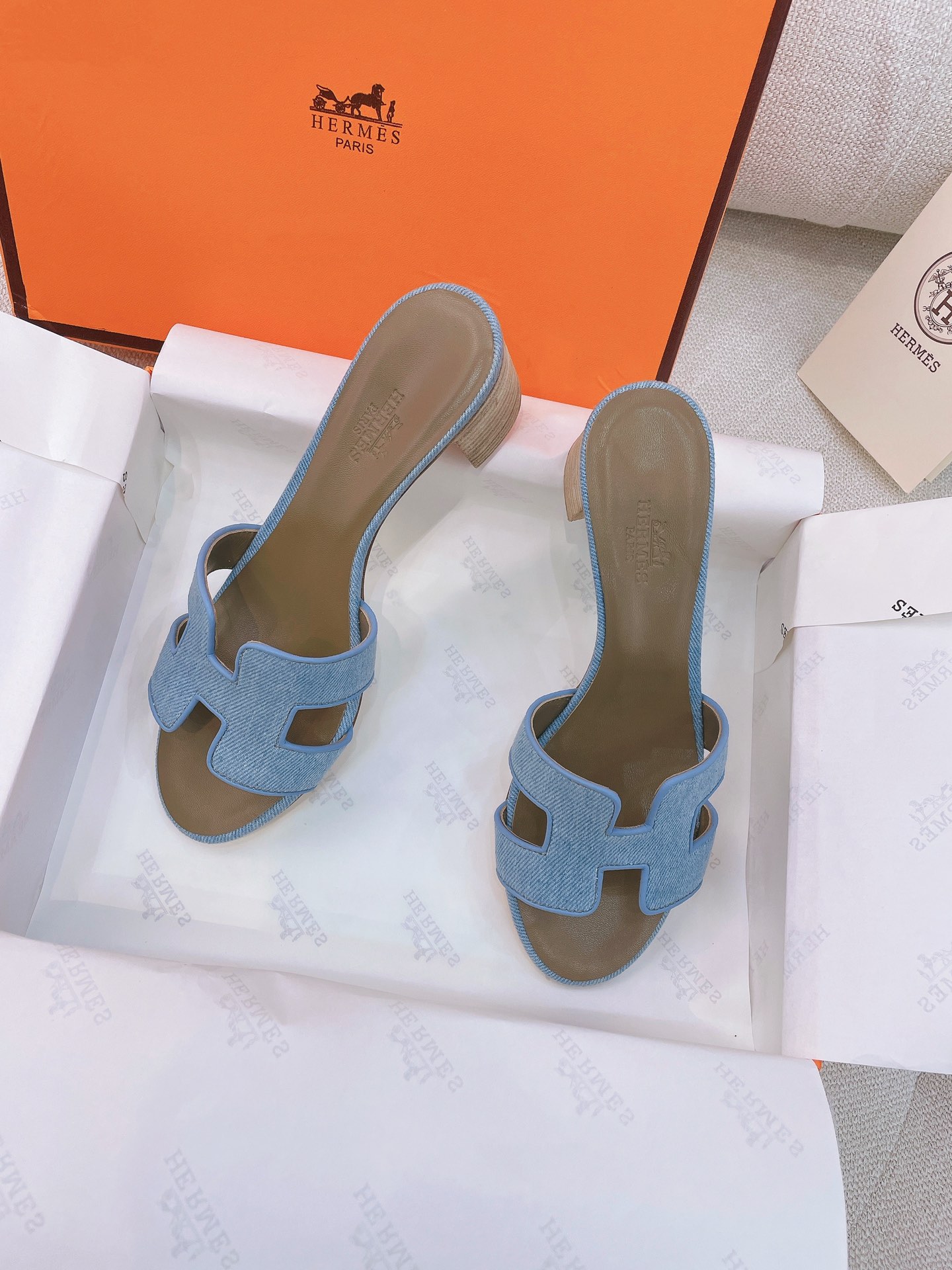 NO:253880,The new H brand classic model is synchronized with the H-type classic Oasis series mid-heel sandals. The top-notch original quality on the market, purchased ZP and revised it many times. The mid-heel series styles are upgraded every year, the classic 