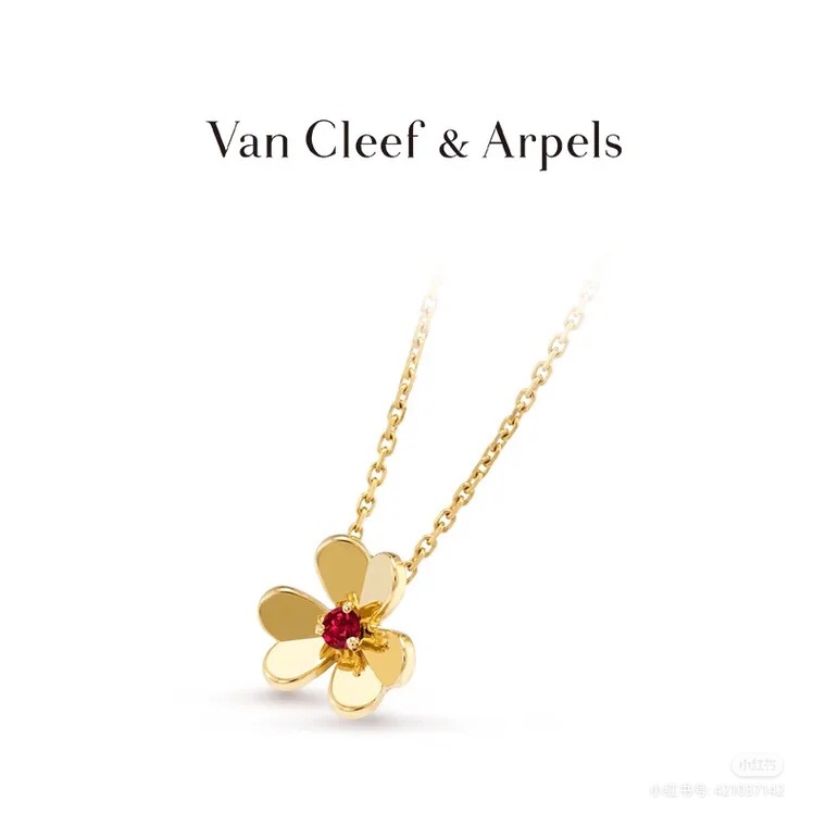 NO:104414,Van Cleef & Arpels' Frivole series works are like flowers swaying in the breeze. The design is three-dimensional, lively, delicate and light, and unique. The mirror polished yellow K gold heart-shaped petals exude unique brilliance and charming., Vac necklace, christian louboutin, van cleef, necklace19860909Van Cleef & Arpels梵克雅宝Frivole系列作品三叶草宛如花卉在微风轻拂下摇曳生姿,其设计立体灵动、精巧轻盈,别具特色.镜面抛光的黄K金心形花瓣散发独特光彩,耀目迷人.,Vac项链,christian louboutin,van cleef,necklace,Jewelry