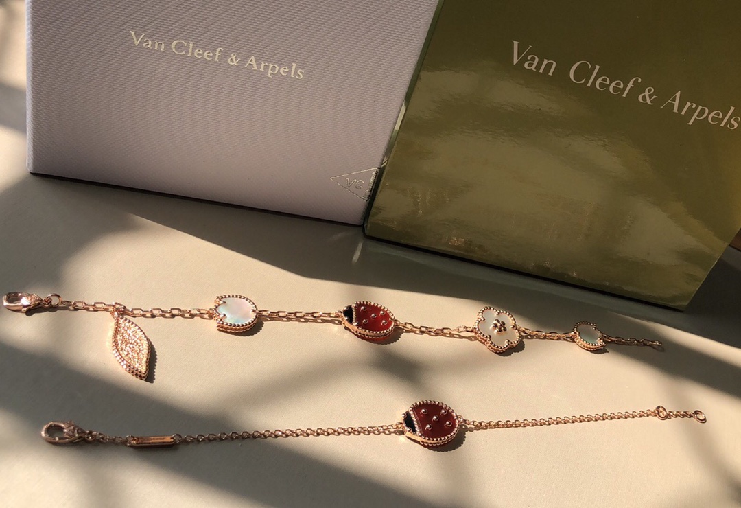 NO:102569,Five Flowers P Single Flower Van Cleef & Arpels New Lucky Bracelet Ladybug Van Cleef & Arpels Cleef & Arpels Cleef & Arpels Cleef & Arpels Cleef & Arpels Cleef & Arpels Cleef & Arpels Cleef & Arpels Creating a lifelike Lucky Spring series of works that give ladybugs vitality and vitality, Vca bracelet, christian louboutin, van cleef, bracelet19860909五花p单花 梵克雅宝新款Lucky手链瓢虫 Van Cleef & Arpels梵克雅宝将所珍视的幸运主题与大自然灵感巧妙融合 打造栩栩如生的Lucky Spring系列作品 赋予瓢虫生机与活力,Vca手链,christian louboutin,van cleef,bracelet,Jewelry