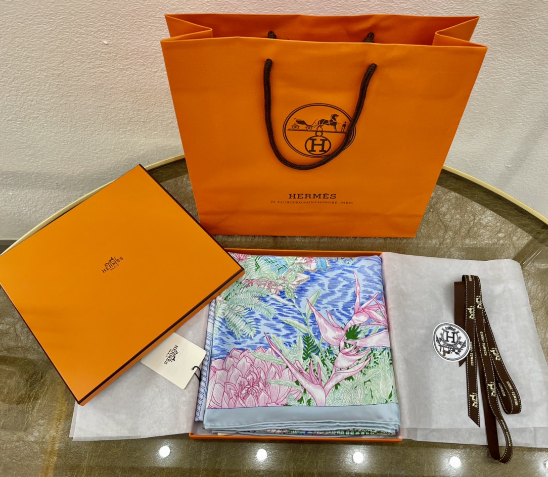 Hermes爱马仕100%真丝手工卷边围巾