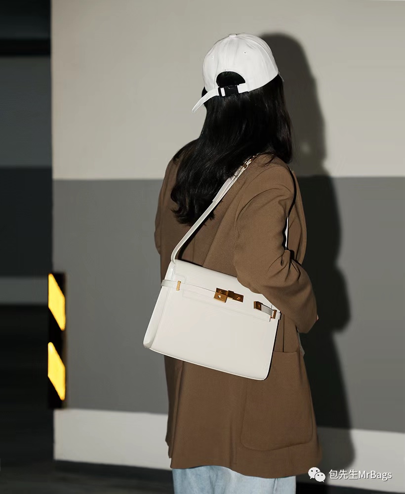 Ysl 𝑴𝒂𝒏𝒉𝒂𝒕𝒕𝒂𝒏 29CM曼哈顿法棍包 579271白色牙签纹金扣