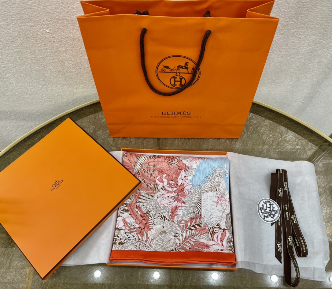 Hermes爱马仕100%真丝手工卷边围巾