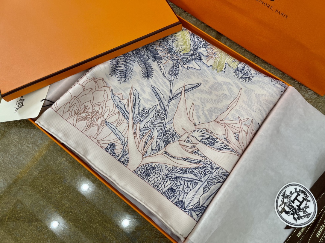 Hermes爱马仕100%真丝手工卷边围巾