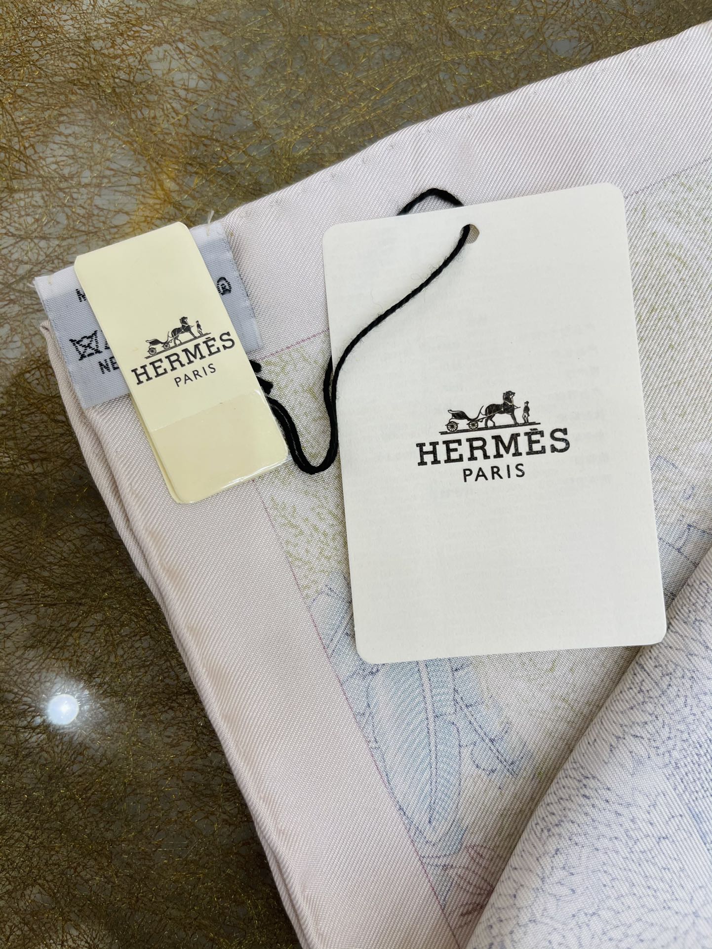 Hermes爱马仕100%真丝手工卷边围巾