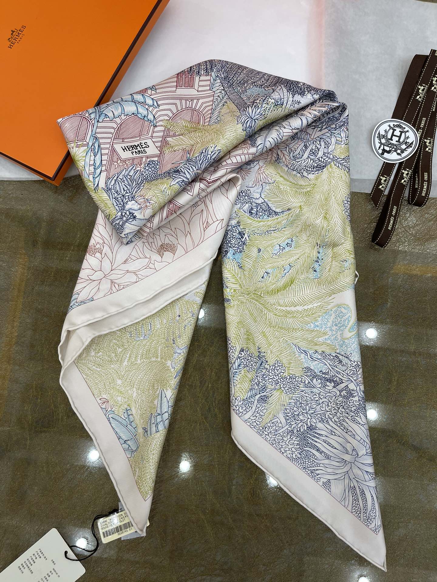 Hermes爱马仕100%真丝手工卷边围巾