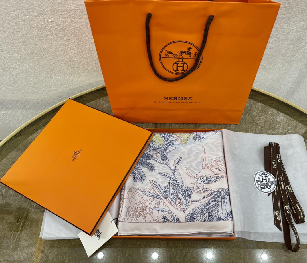 Hermes爱马仕100%真丝手工卷边围巾