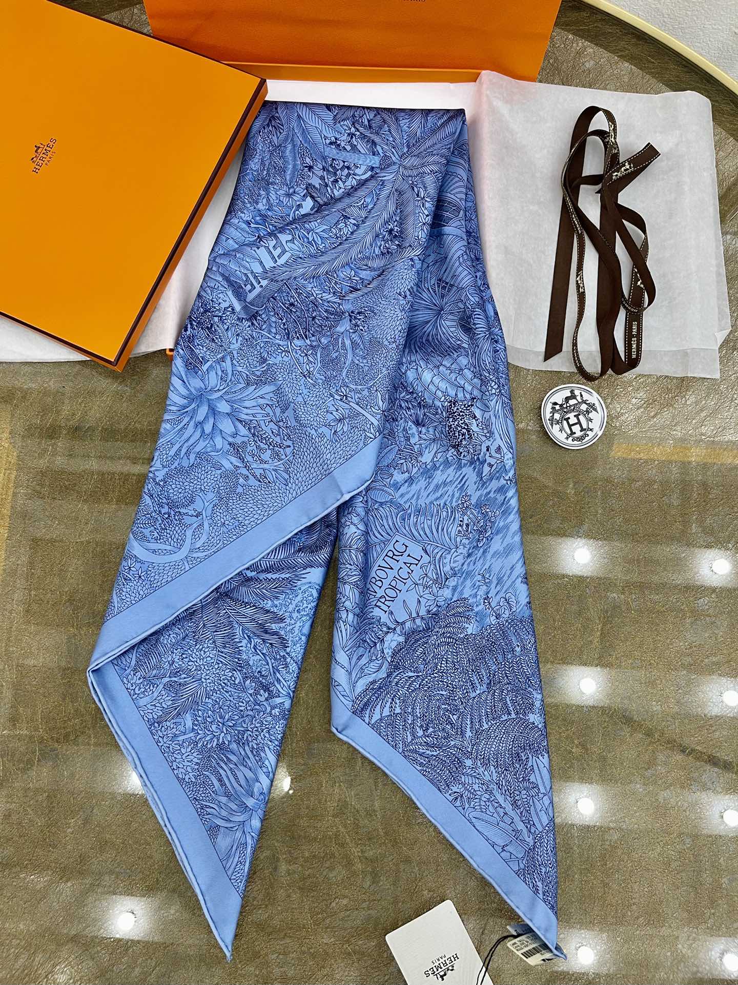 Hermes爱马仕100%真丝手工卷边围巾