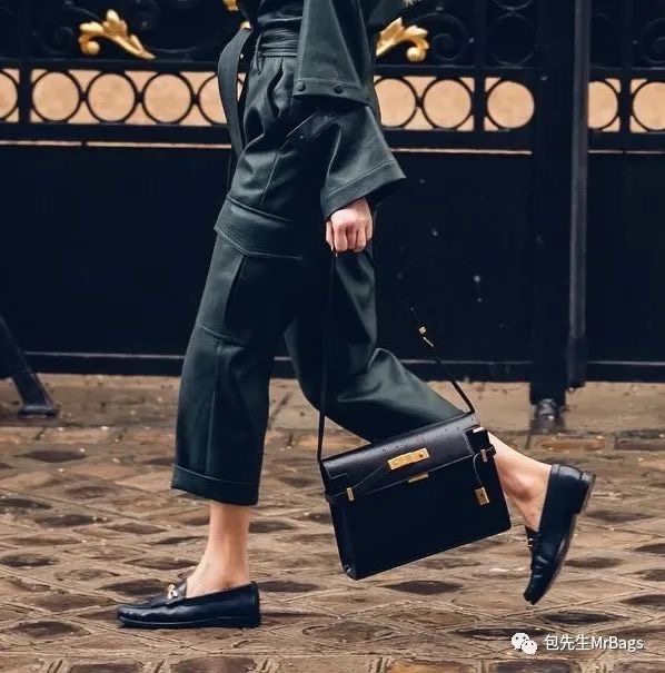 Ysl 𝑴𝒂𝒏𝒉𝒂𝒕𝒕𝒂𝒏 29CM曼哈顿法棍包 579271黑色牙签纹金扣