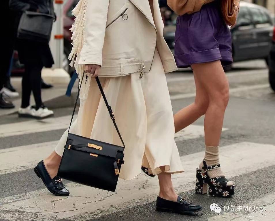 Ysl 𝑴𝒂𝒏𝒉𝒂𝒕𝒕𝒂𝒏 29CM曼哈顿法棍包 579271黑色牙签纹金扣